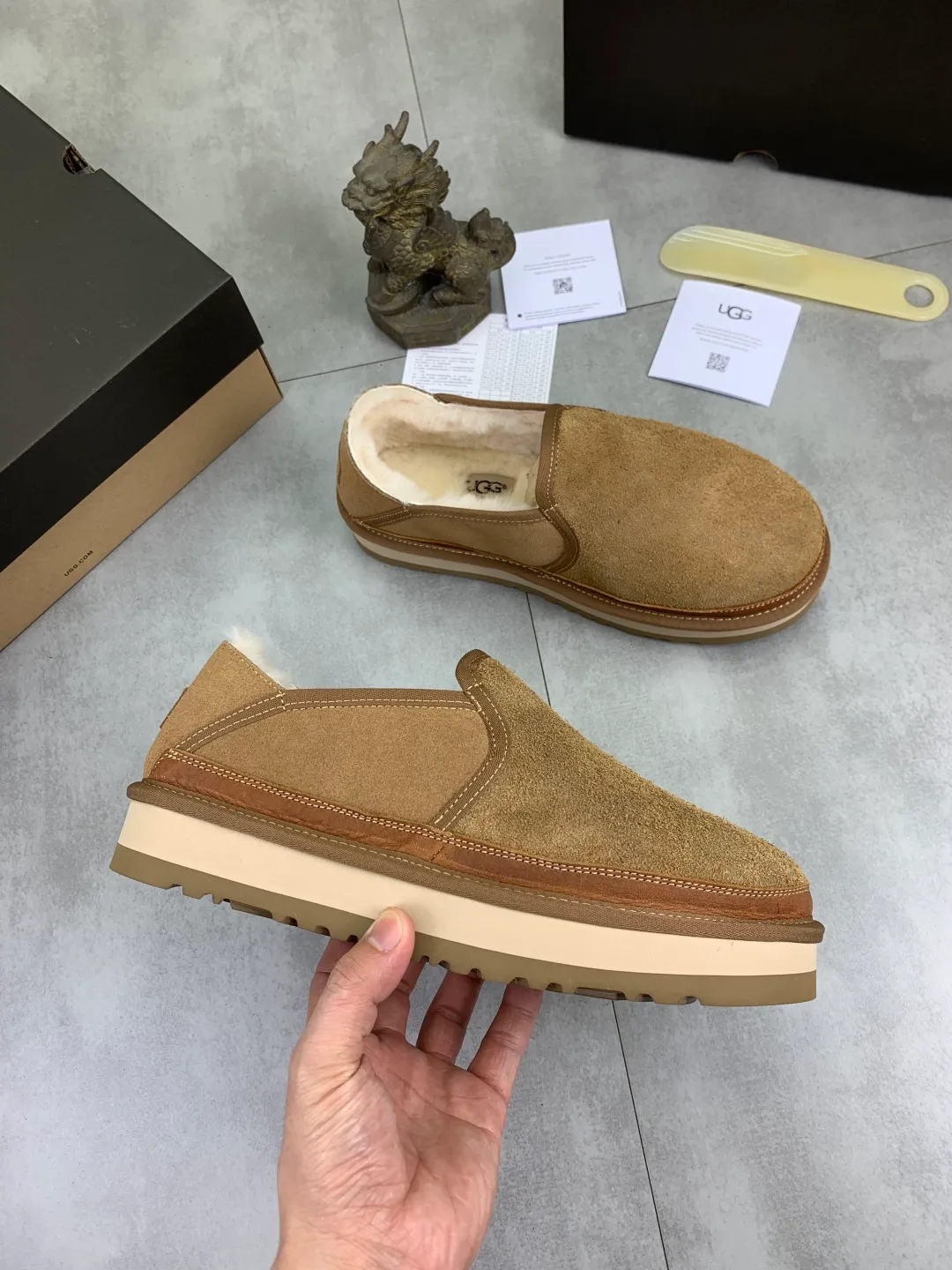 Men's men's shoes 💰P480 New top version UGG 2025 autumn and winter new high-top casual shoes new series Ansley Mules Fashionable and comfortable shallow flat slip-on casual loafers ✨ Classic suede cowhide with 10mm wool lining Insole suede collar Soft and comfortable ❤️ Decorated with UGG classic heat embossed brand logo on the back side Full texture Lightweight rubber sole Anti-slip, wear-resistant and comfortable Color: Black Brown Size: 39-45